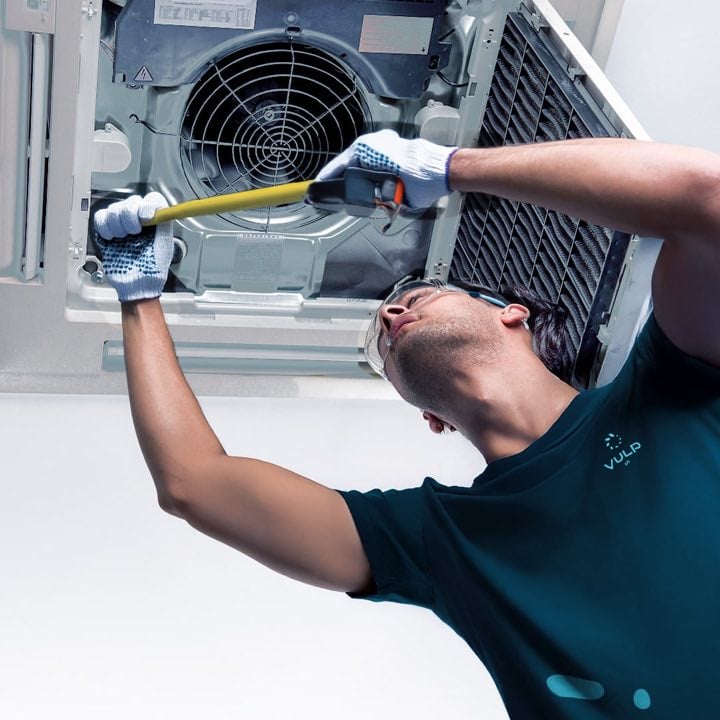 Técnico da Vulp Air avaliando a instalação de um ar-condicionado