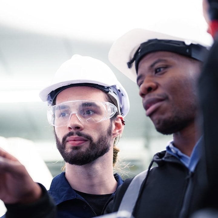Equipe analisando indicadores de desempenho dos equipamentos